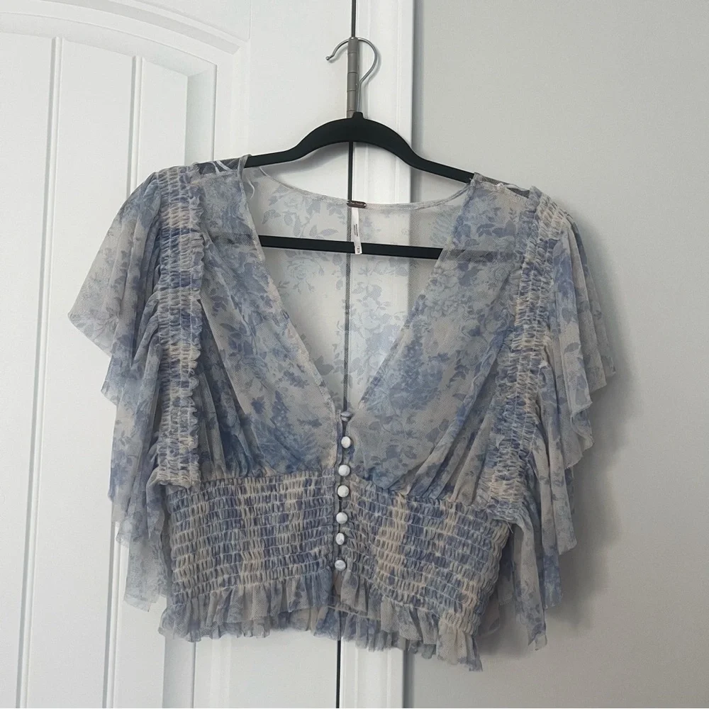 ♡ Free People Floral Ruffle Sleeve Crop Top – Blue & Cream – Size Medium ♡ - Picture 3 of 5